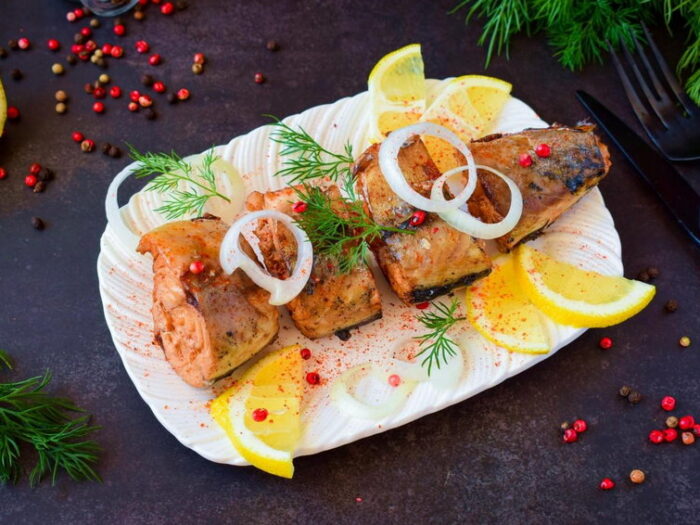 Скумбрия в луковой шелухе
