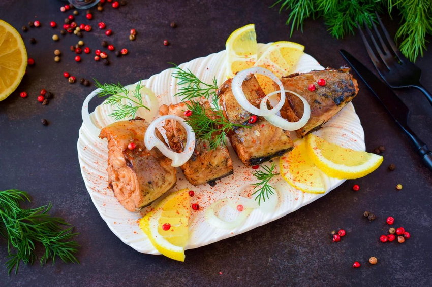 Скумбрия в луковой шелухе