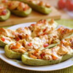Лодочки из кабачков с курицей, овощами и сметаной: рецепт приготовления