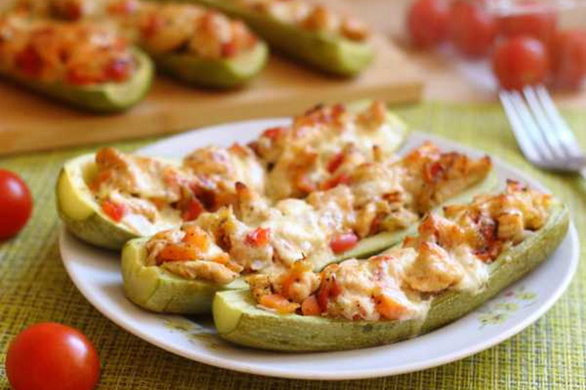 Лодочки из кабачков с курицей, овощами и сметаной: рецепт приготовления