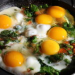 Рецепт яичницы с чесночными стрелками