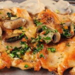 Как приготовить куриное мясо под луком и сыром