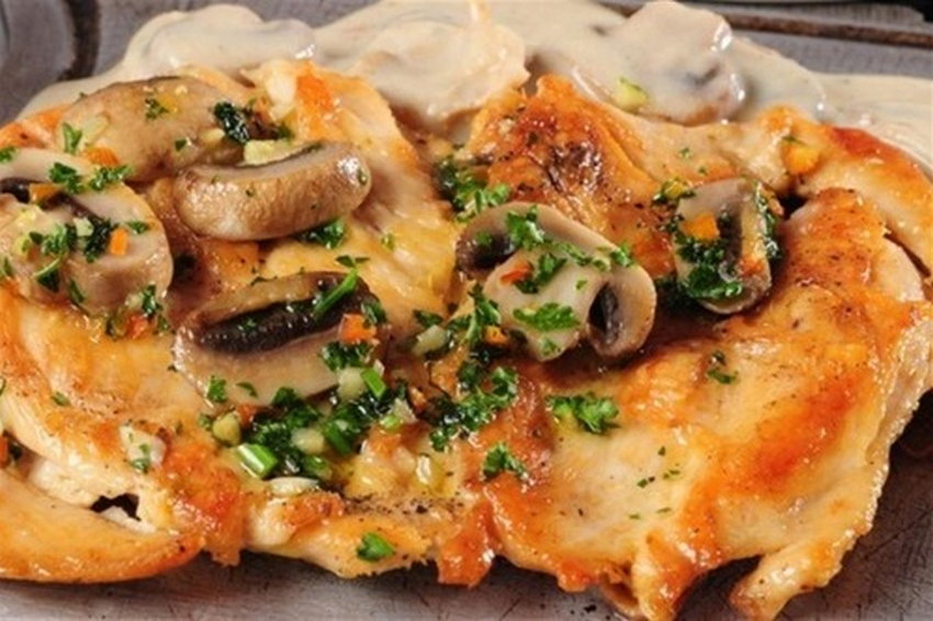 Как приготовить куриное мясо под луком и сыром