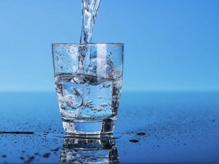 Выпивай 4 стакана воды после пробуждения. Что из этого выйдет — просто невероятно