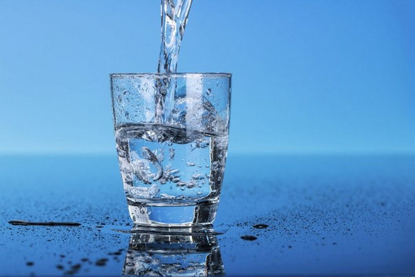 Выпивай 4 стакана воды после пробуждения. Что из этого выйдет — просто невероятно