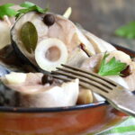Скумбрия по вкусу как красная рыба: секрет в особом маринаде