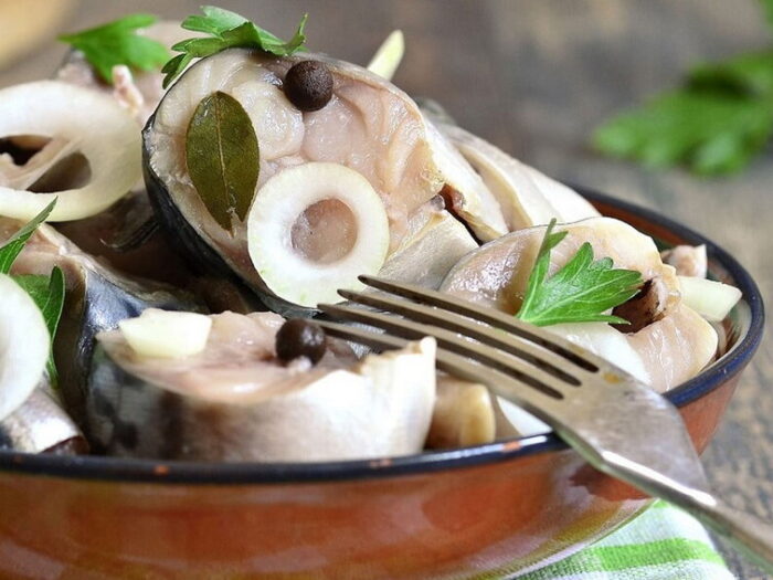 Скумбрия по вкусу как красная рыба: секрет в особом маринаде