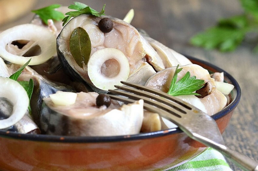 Скумбрия по вкусу как красная рыба: секрет в особом маринаде