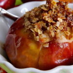 Запеченные яблоки с корицей и овсяными хлопьями