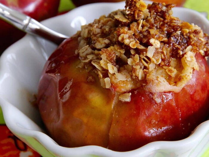 Запеченные яблоки с корицей и овсяными хлопьями