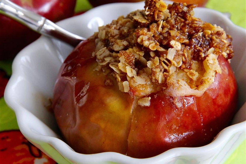 Запеченные яблоки с корицей и овсяными хлопьями