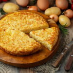 Тортилья с картофелем и луком: самый популярный завтрак в испанском баре