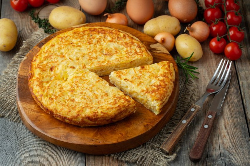 Тортилья с картофелем и луком: самый популярный завтрак в испанском баре
