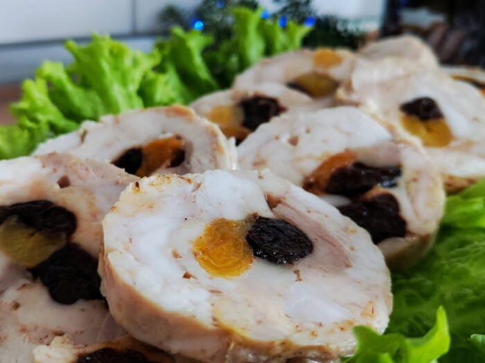 Куриный рулет с творогом и зеленью: лучшая замена магазинной колбасе