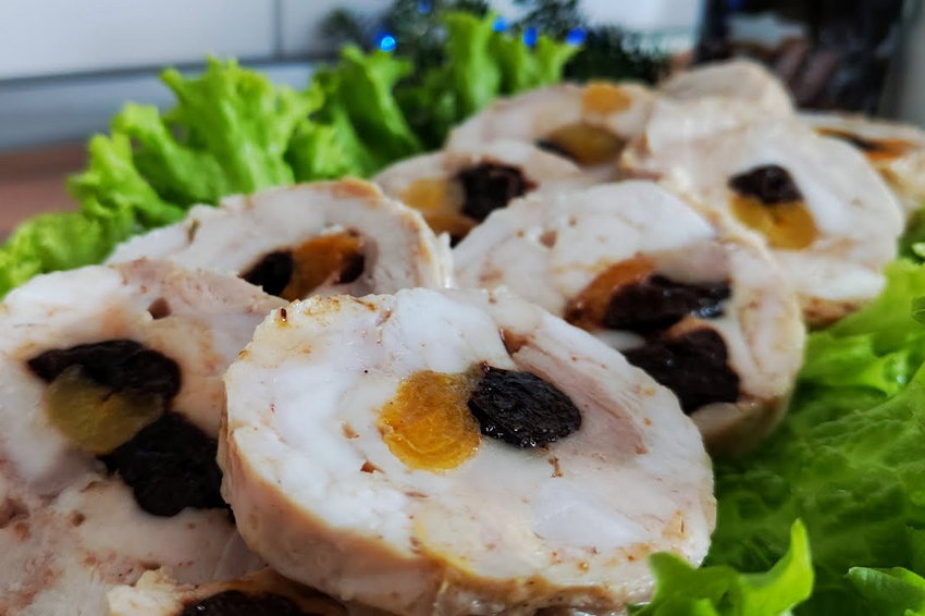 Куриный рулет с творогом и зеленью: лучшая замена магазинной колбасе