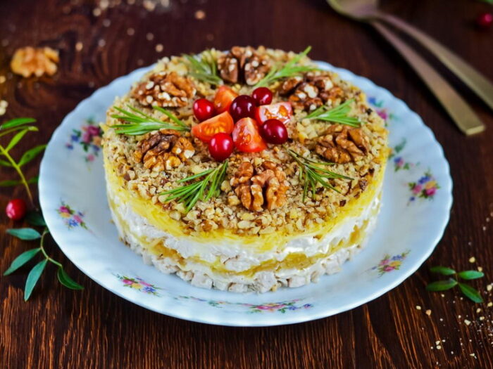 Гениальный салат с орехами, яйцами и сыром: кулинарный шедевр из простых продуктов