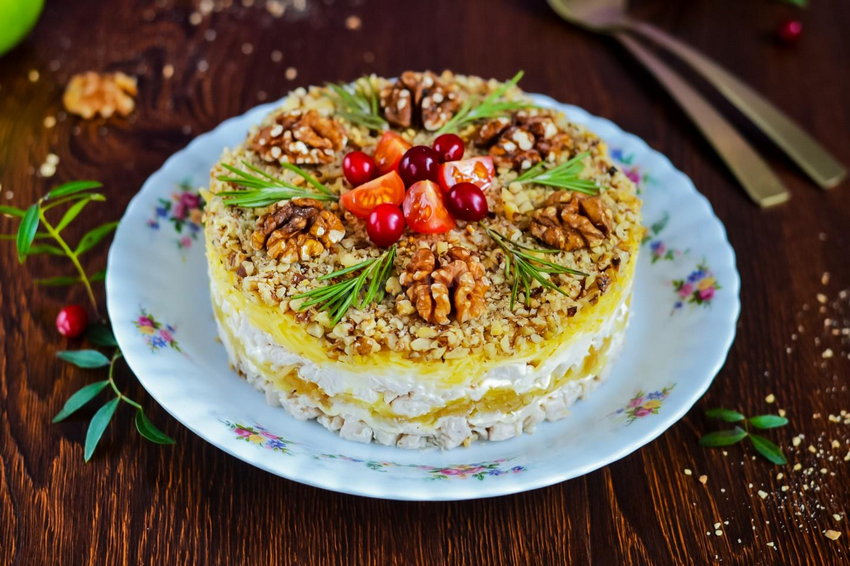 Гениальный салат с орехами, яйцами и сыром: кулинарный шедевр из простых продуктов