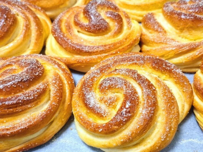Рецепт плюшек с сахаром