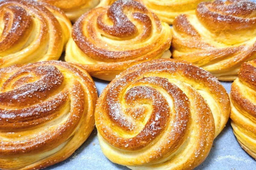 Рецепт плюшек с сахаром