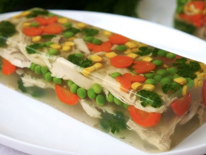 Заливное мясо — холодная закуска, которая идеально подойдет для праздничного стола