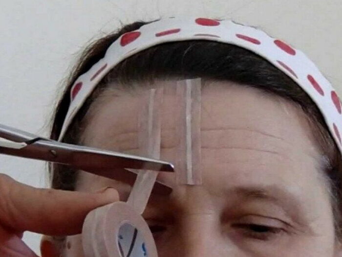 Женщине наклеили на лоб несколько полосок из фольги. Такого эффекта лифтинга я еще не видела