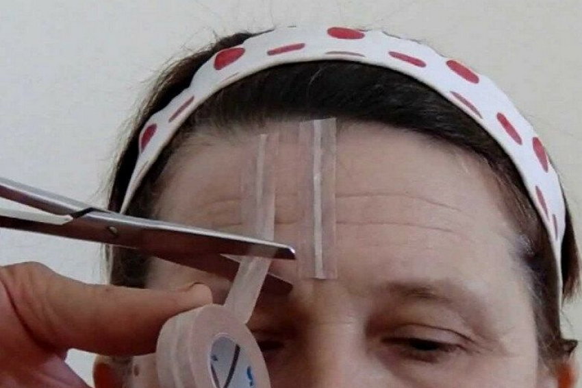 Женщине наклеили на лоб несколько полосок из фольги. Такого эффекта лифтинга я еще не видела