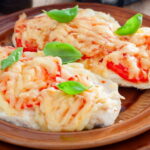 Как приготовить куриное мясо под луком и сыром
