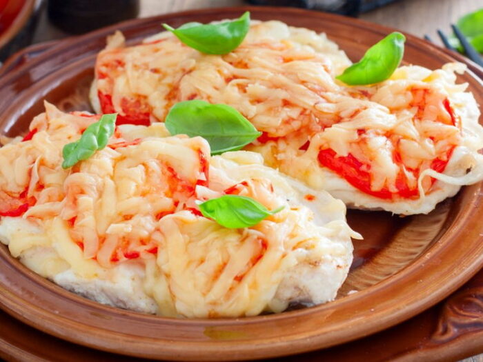Как приготовить куриное мясо под луком и сыром