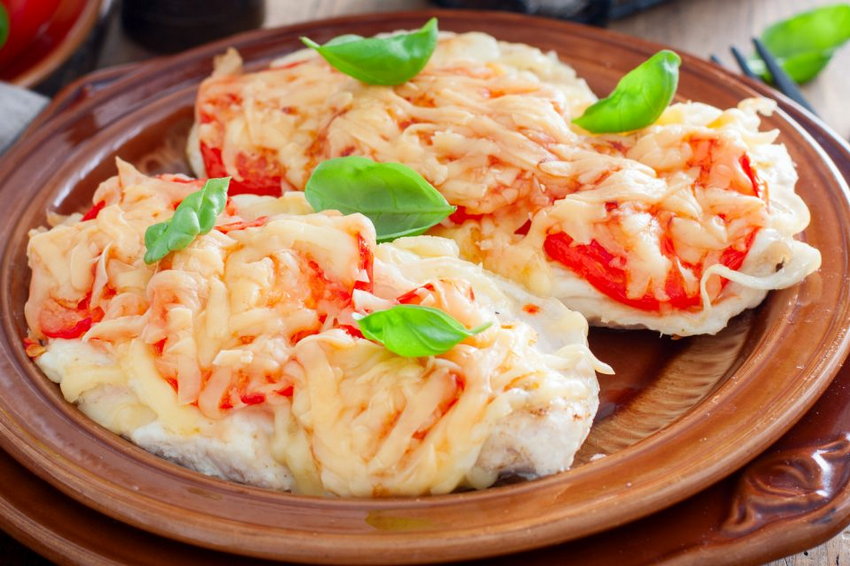 Как приготовить куриное мясо под луком и сыром