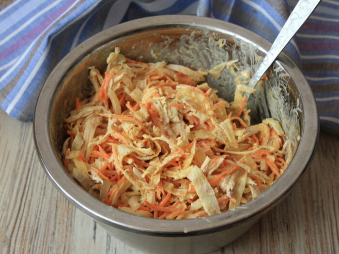 Как приготовить салат с корейской морковкой и яичными блинчиками