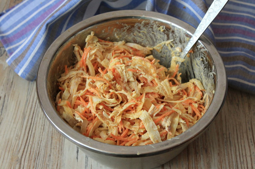 Как приготовить салат с корейской морковкой и яичными блинчиками
