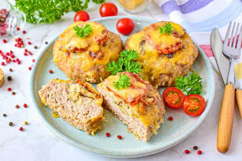 Приготовление гнезд из фарша с грибами и сыром