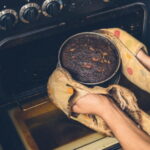 Бабушка научила, что в духовку всегда нужно ставить противень с солью
