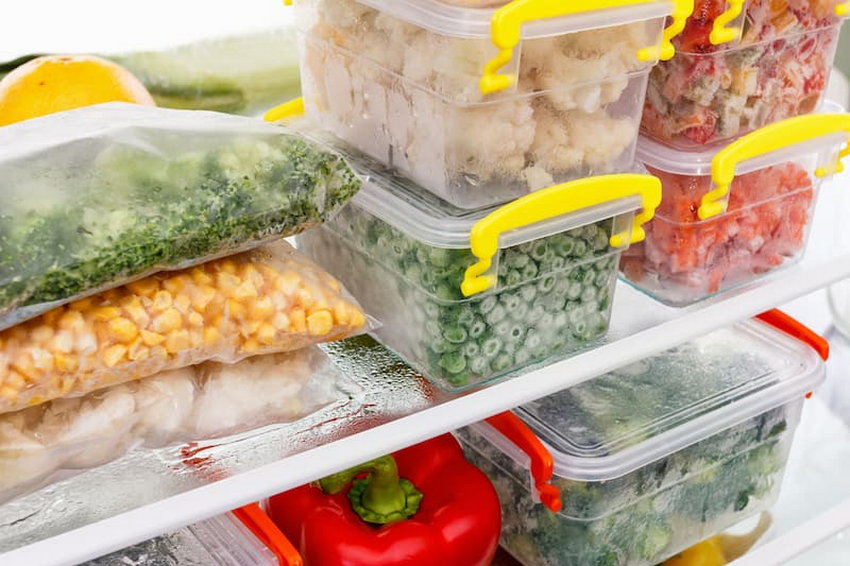 Какие продукты выгодно не выбрасывать, а замораживать