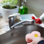 10 гениальных применений жидкости для мытья посуды