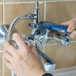 Почему из душа вода течет плохо а из крана хорошо: решение проблемы