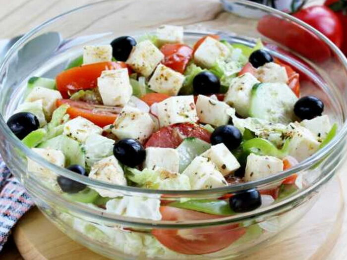 Подборка легких и вкусных салатов к лету