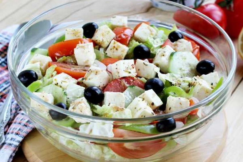 Подборка легких и вкусных салатов к лету