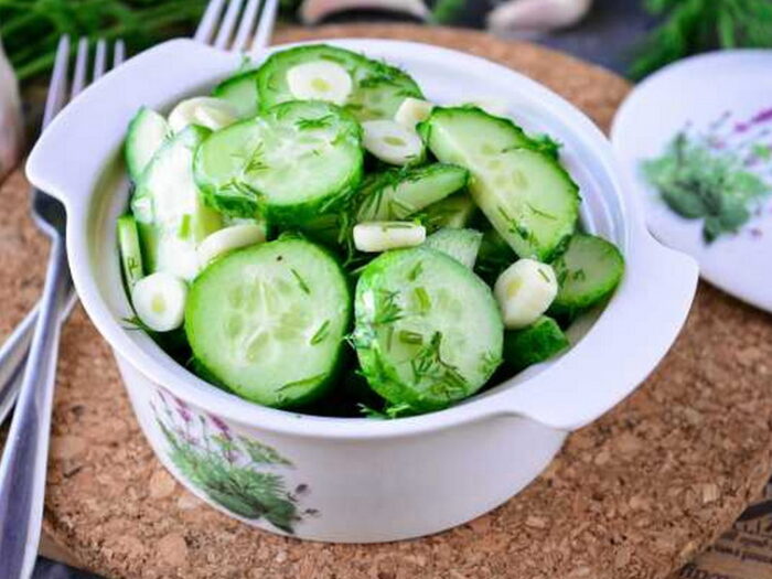 Салат с огурцами и чесноком