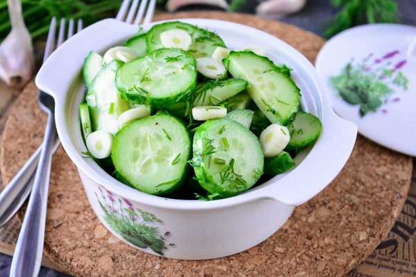 Салат с огурцами и чесноком