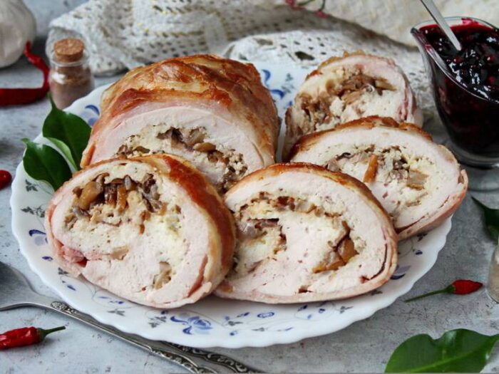 Рецепт рулета из куриного филе с грибами