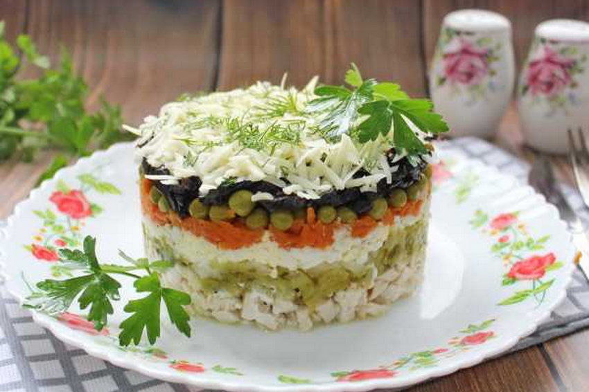 Рецепт салата с черносливом и яблоками