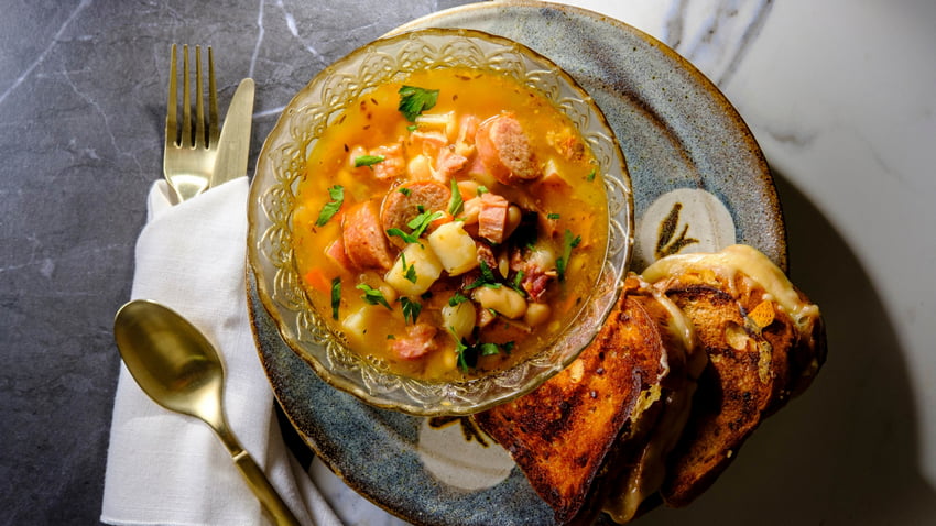 Суп с консервированной фасолью и курицей: рецепт