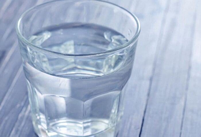 Почему следует ставить стакан воды на ночь у кровати?