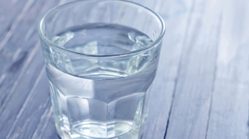 Почему следует ставить стакан воды на ночь у кровати?