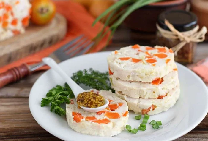 Куриная колбаса с овощами