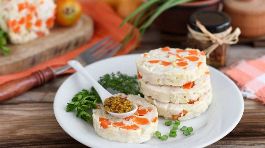 Куриная колбаса с овощами