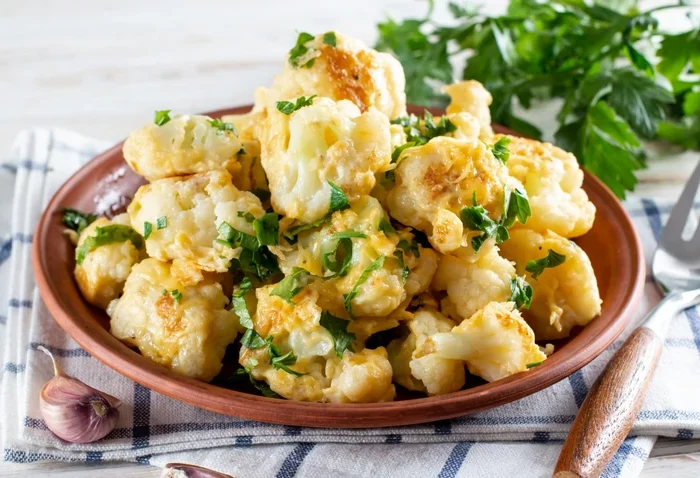 Цветная капуста с чесноком и сыром