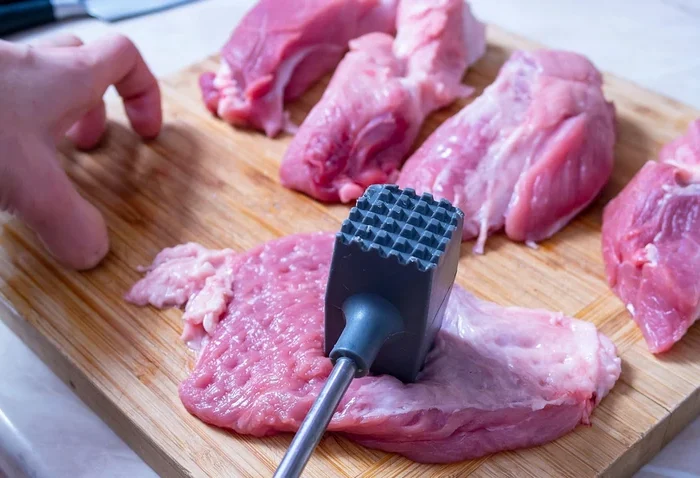 Для чего отбивать мясо и как это сделать без брызг: практичные советы для хозяек
