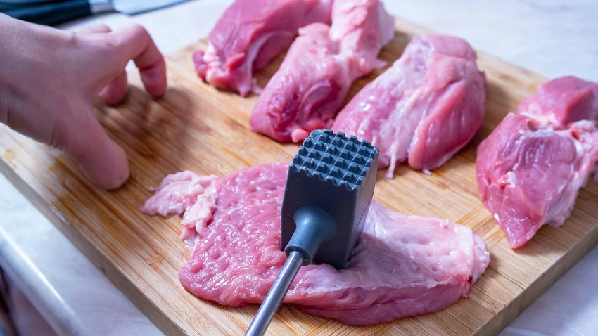 Для чего отбивать мясо и как это сделать без брызг: практичные советы для хозяек